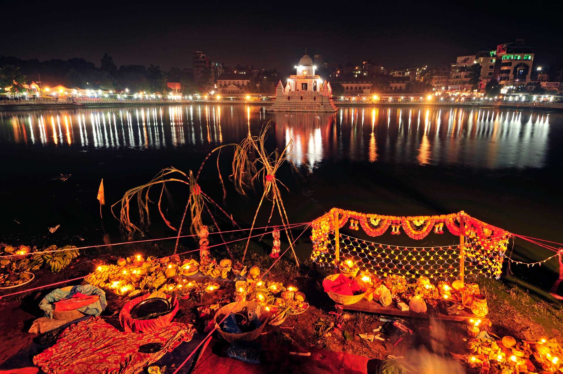 आज छठ पर्वको मुख्य दिन, अस्ताउँदो सूर्यलाई अर्घ दिइँदै