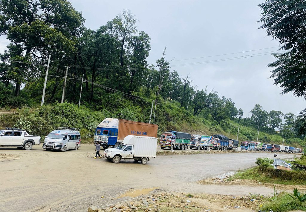 दाउन्ने खण्डमा लामो जाम : सयौं सवारी रोकिँदा यात्रु सडकमै अलपत्र