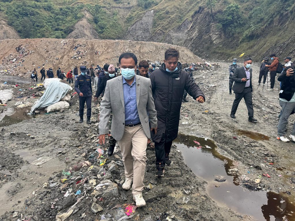 फोहोर संकट समाधानका लागि मन्त्री कुलमान घिसिङ बञ्चरेडाँडा पुग्दै