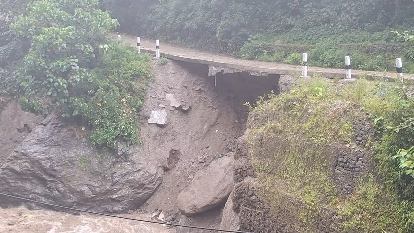 मनसुनी वर्षाले सडक सञ्जाल अस्तव्यस्त, पहिरो र बाढीले ८ प्रमुख सडक पूर्ण अवरुद्ध