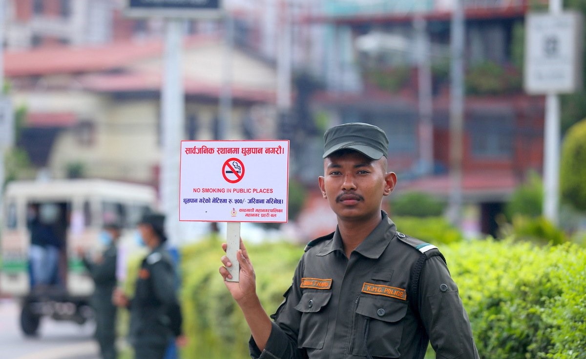 सार्वजनिक स्थानमा चुरोट फुक्नुभयो? अब ५ सय जरिवाना तिर्नुहोस्!