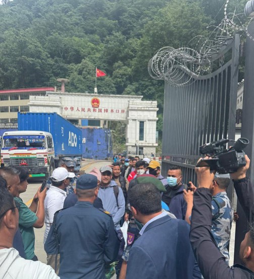 चीनतर्फ अलपत्र परेका २०० भन्दा बढी नेपाली तातोपानी नाका हुँदै उद्धार