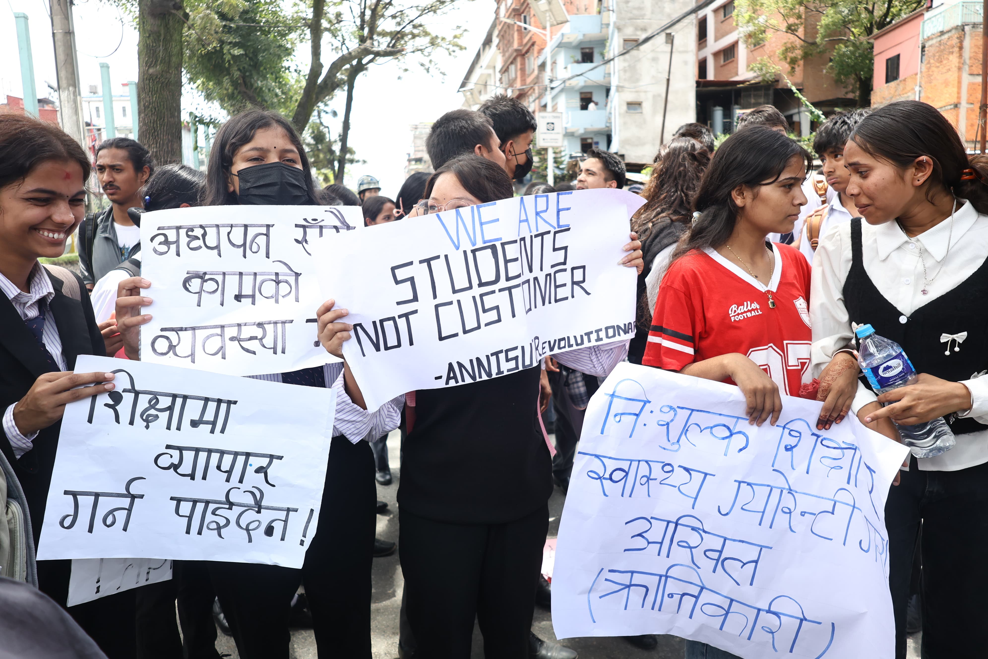 काठमाडौंमा विद्यार्थीको प्रदर्शन : प्रहरीले हस्तक्षेप