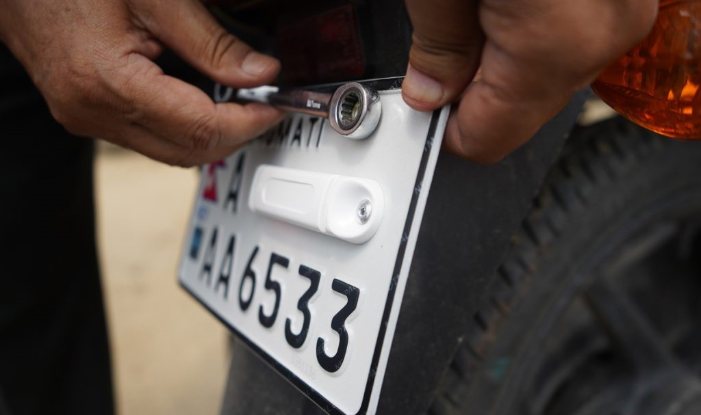 १ असोजदेखि  सवारीधनीका लागि अनिवार्य इम्बोस्ड नम्बर प्लेट जडान गर्ने निर्देशन