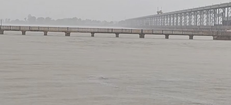 कोशीमा पानीको सतर्क बहाव, रातो बत्ती बालेर जनतालाई सचेत गराइयो