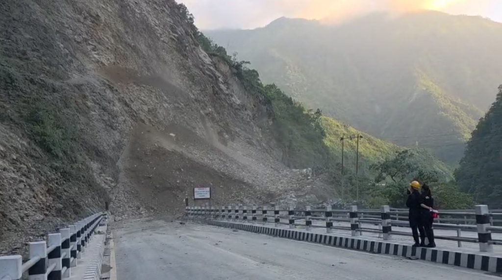 मुग्लिन–नारायणगढ सडकमा पहिरो  पन्छाउने काम पुनः सुरु, वैकल्पिक मार्गको सुझाव दिइयो